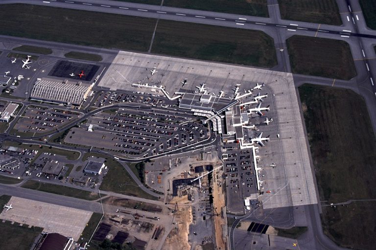 Toutes les coordonnées disponibles pour contacter l'aéroport d'Ottawa Macdonald-Cartier